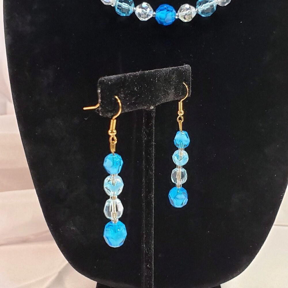 Vintage Lisner Blue and white Glass Bead Necklace & Earrings Set Aurora Borealis - Picture 16 of 16